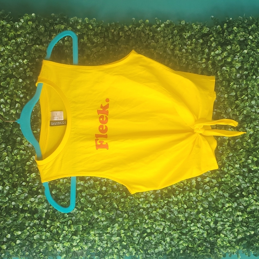This really cute yellow 💛 😍  Shirt